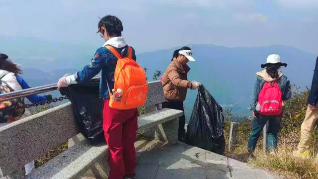 新干海拔1169.1米山顶的别样风景