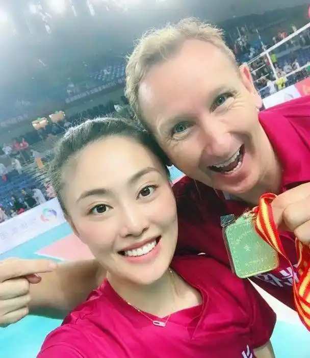 中国女排运动名将嫁美国，两人相差16岁，婚后生下混血女儿