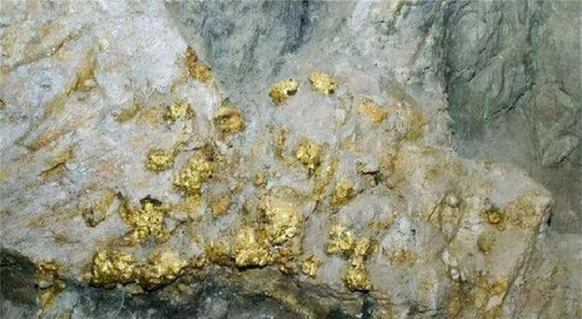 浙江深山发现大量黄金，洞口附近还有人骨，专家：山洞里黄金更多