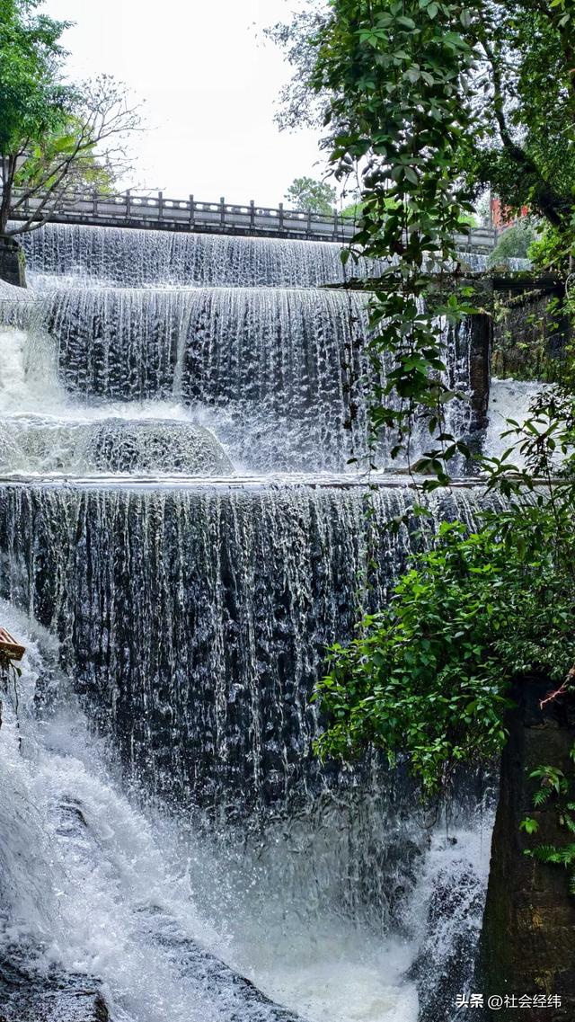 每日一景|中国唯一城市瀑布·云南腾冲叠水河瀑布