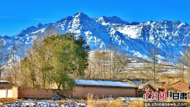 初冬时节祁连山下风景静谧如画