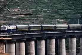 火车的4个“秘密”:乘务员晚上要强制拉窗帘，鸣笛必须长达30秒图片