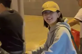 张杰在北京开演唱会，谢娜骑车去送花，买花被偶遇，夫妻亲吻拥抱图片