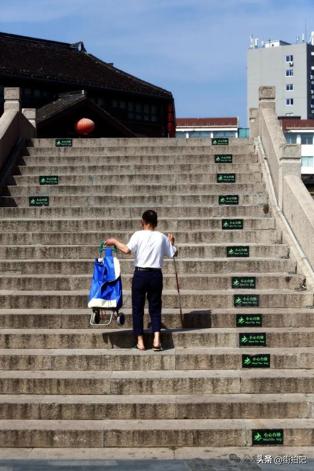 这条河边老街的“慢生活”：他们沿用数十年前的方式，一晃半生
