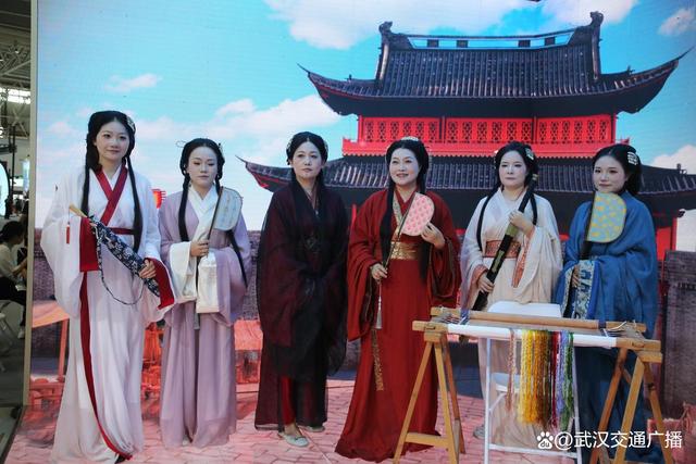 荆州文旅惊艳亮相2025文化旅游产业博览会
