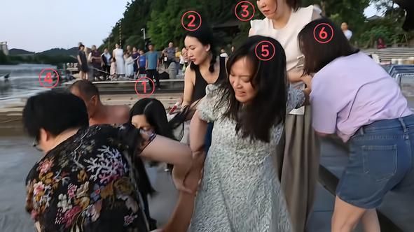 小伙跳水救人后续，妻子舍命搭救过程曝光，肤白貌美大长腿太漂亮