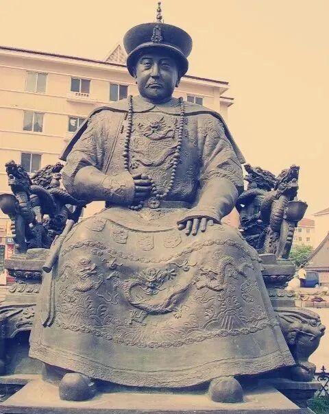 2005年沈阳，皇寺广场上的清十二帝像