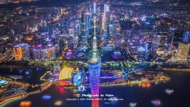 一场时尚大秀,一座大城闪亮