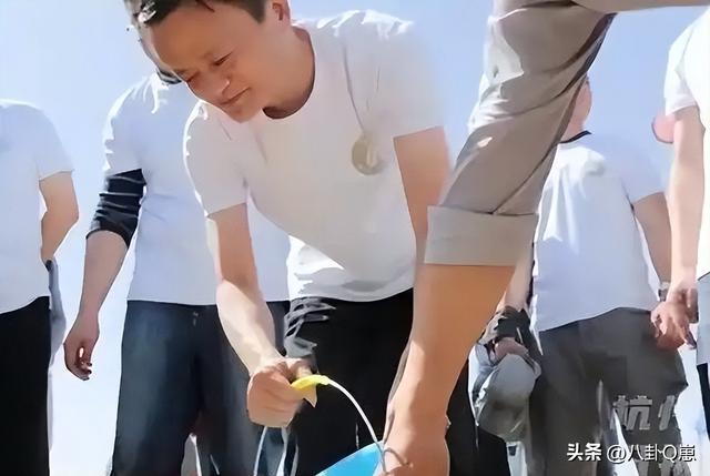 马云时隔6年现身蚂蚁森林，目前已种下6亿棵树，马云开心和树比高