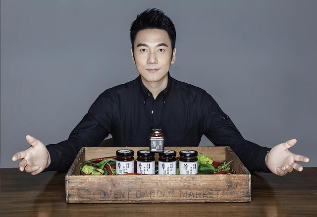 男明星做饭人设多赚钱？谢霆锋烤肠卖15亿，林依轮辣酱估值3.6亿