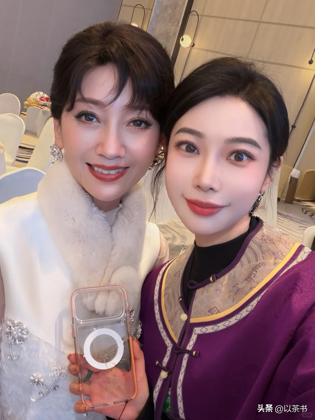 越来越不对劲！72岁赵雅芝和年轻人斗舞不在话下，与李连杰有一拼