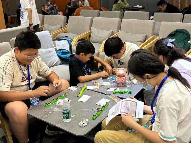 太酷了！青少年探秘高端 AI 芯片制造，沉浸式造 “AI 大脑”