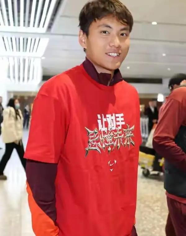 U23国足亚军回国，机场展示“让对手忌惮未来”T恤，这底气在哪？