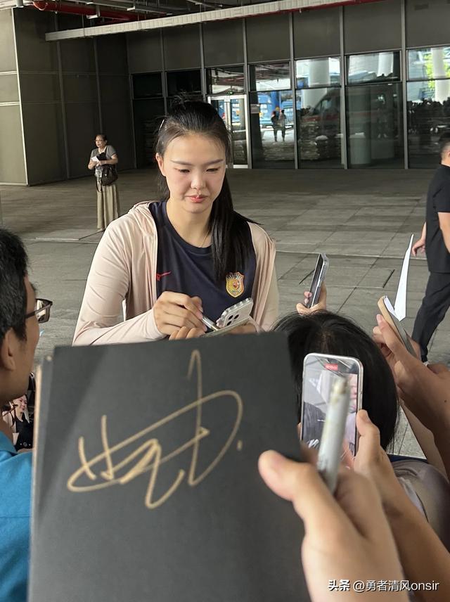 张常宁现身女排锦标赛, 耐心给粉丝签名人气超高, 脸又小又精致好美