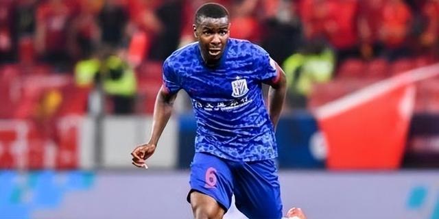 申花外援马纳法玩奥特曼体感游戏，动作标准找回童年感觉