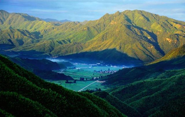 游在鹰潭｜中式美学深度游！山水、烟火、古建玩法全解锁，承包你的诗意周末