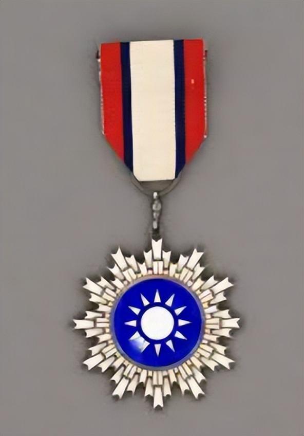 淞沪铁军司令败逃娶村姑，被枕边人送进监狱，特赦9年后离奇消失