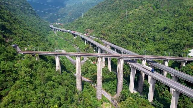 百年夙愿完成！仅377公里却修了107年！宜万铁路究竟有多难修？