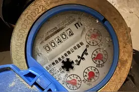 三口之家11天水表跑了375吨，业主称水表房未上锁外人随时可打开，用水异常原因难查清图片
