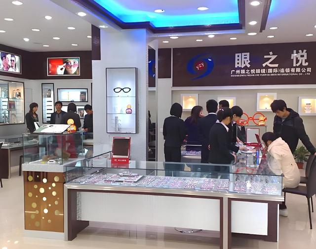 眼镜店三年倒闭6 万家！没被电商打垮，咋自己把生意做黄了？