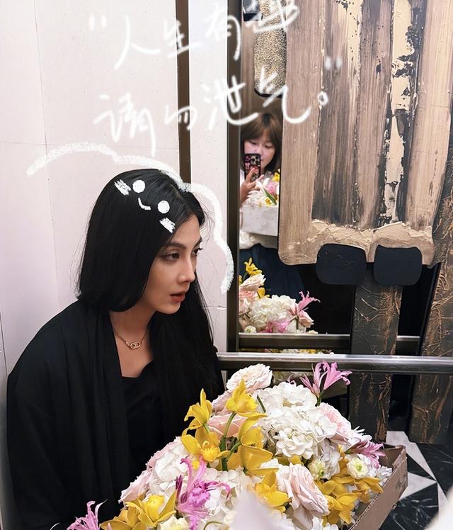 赵丽颖过生日发闺蜜合影，网友羡慕嫉妒又祝福