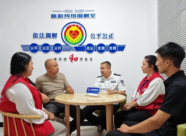 观“枫”景丨“群众有任何问题，交给我们就好”