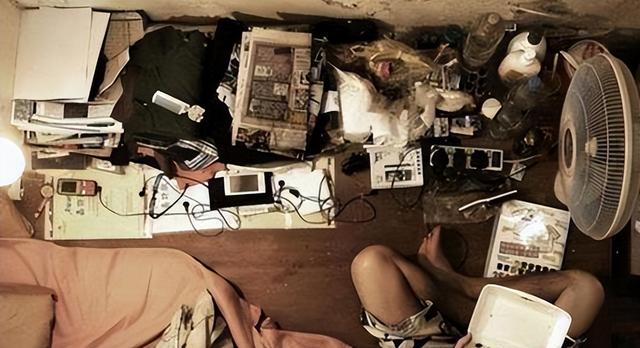 蜗居在纽约的中国穷人，男女混住毫无隐私，为何依旧不愿回国？