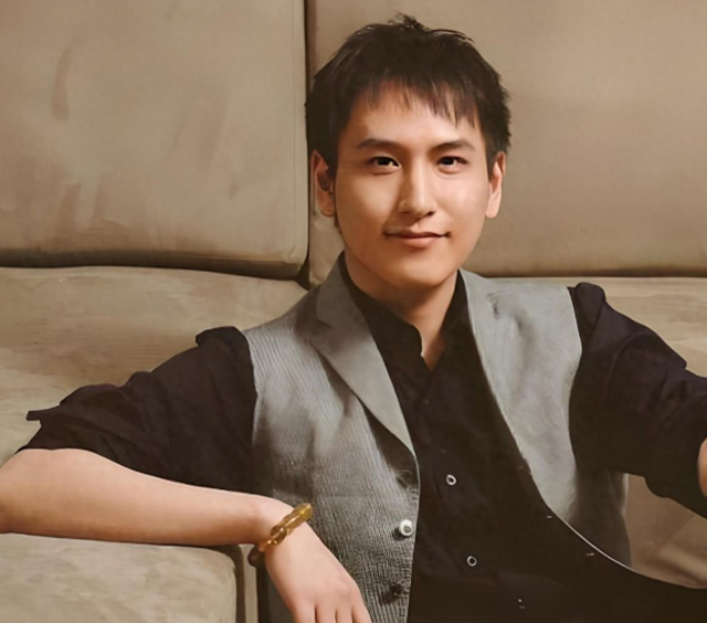 母亲是影后，父亲浦东开发第一人，继承上海百套房，21岁身价百亿