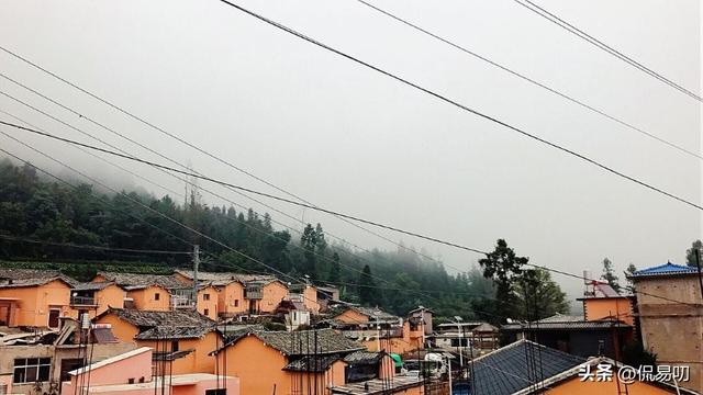 花腰女孩:逃离市，归寨子。
