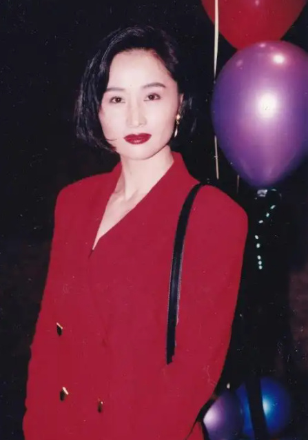 香港第一情妇：她曾是张艺谋白月光，被黑道打掉子言，现如何了？