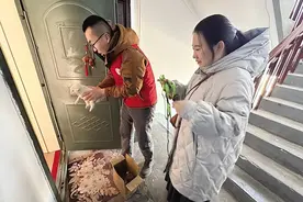 社区帮被弃小狗找到温暖新家图片