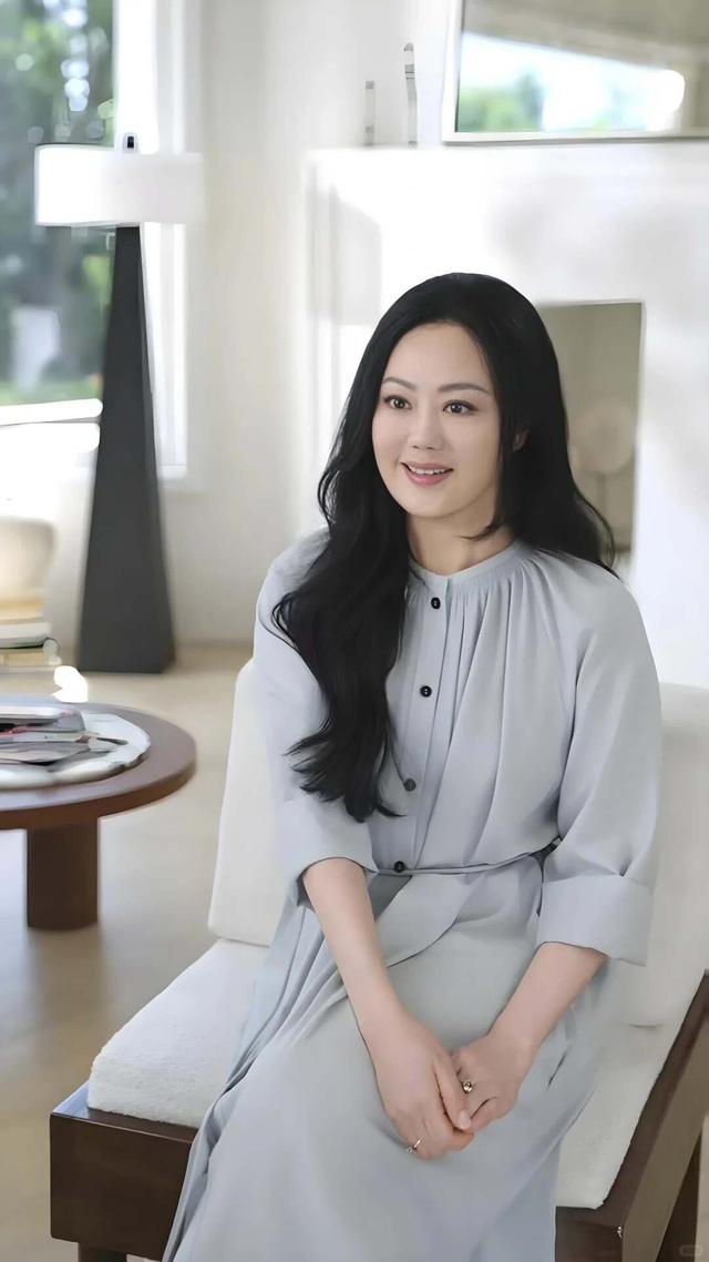看了62岁的章小蕙，我悟了：衣不松、发要卷，珠圆玉润才贵气