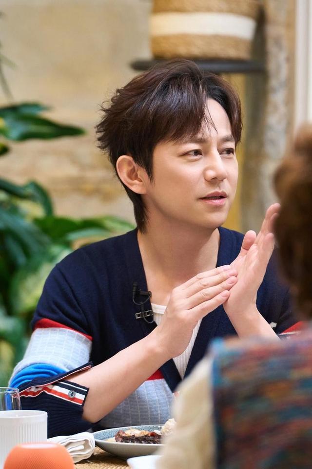 世上没后悔药？无妻无子、与保姆相伴的何炅，走上了另外一条道路