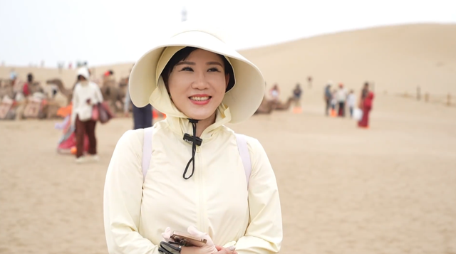 敦煌：傲娇小萌驼 “花式”载游客