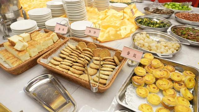 吃福寿面，念主席恩！唱东方红，愿祖国好！