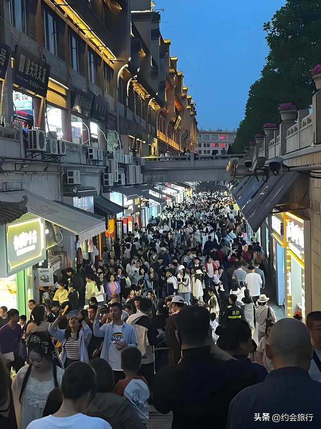 想不通！去西安旅游逛回民街：为什么越坑的店，越有人排队？