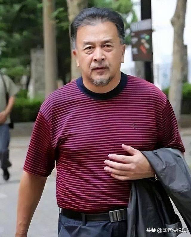 上午被免职	，下午被带走，登24年春晚却忽然消失的黄宏如今怎样