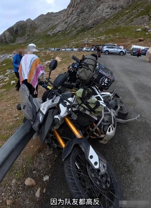 东北大姨进藏旅游，私骑路边价值20万摩托，翻车后 逃逸拉黑车主