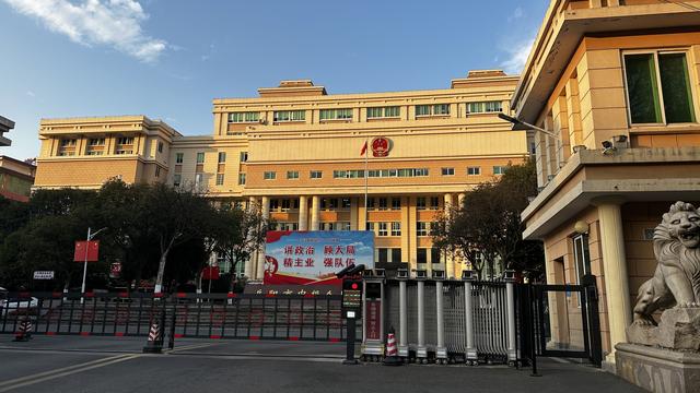 七旬教师收110万迁坟款，被控敲诈勒索判刑10年将重审；涉事矿企：我们没报案，系“分赃不均”别人告的他