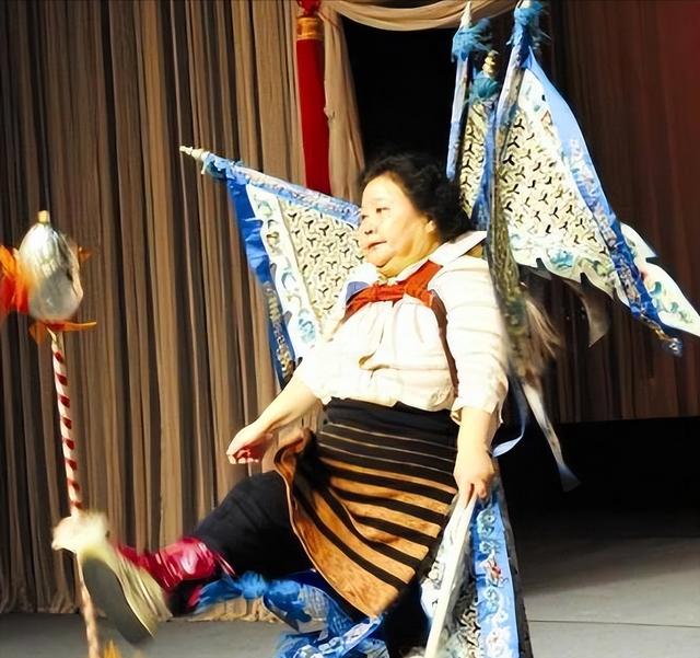 吃里扒外、永不回国？带30名演员留美不归	，如今年过花甲归来