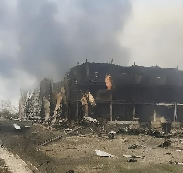 俄军杀疯了：用3吨炸弹给乌指挥所洗地，50名军官瞬间化为齑粉