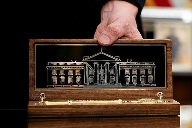 高市等来帮手，收下金钥匙的李在明下令，要在苏岩礁与中国硬刚