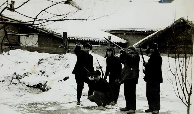 1958年全民打麻雀：工人、农民、学生齐上阵，麻雀被活活累死