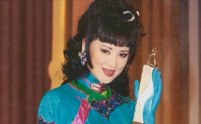 她是中国第一美妇，因太美曾被克林顿接见，为显年轻28年不近男色