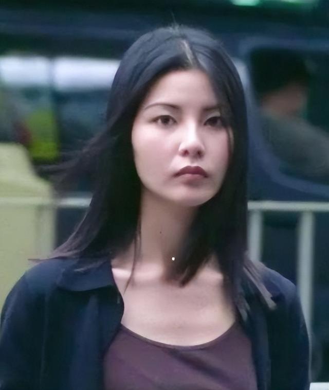 21岁拍三级，30岁被出轨，38岁嫁大佬，如今52岁没孩子还被宠成宝