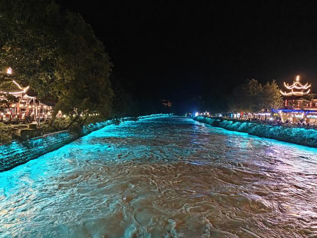 都江堰蓝眼泪景观带