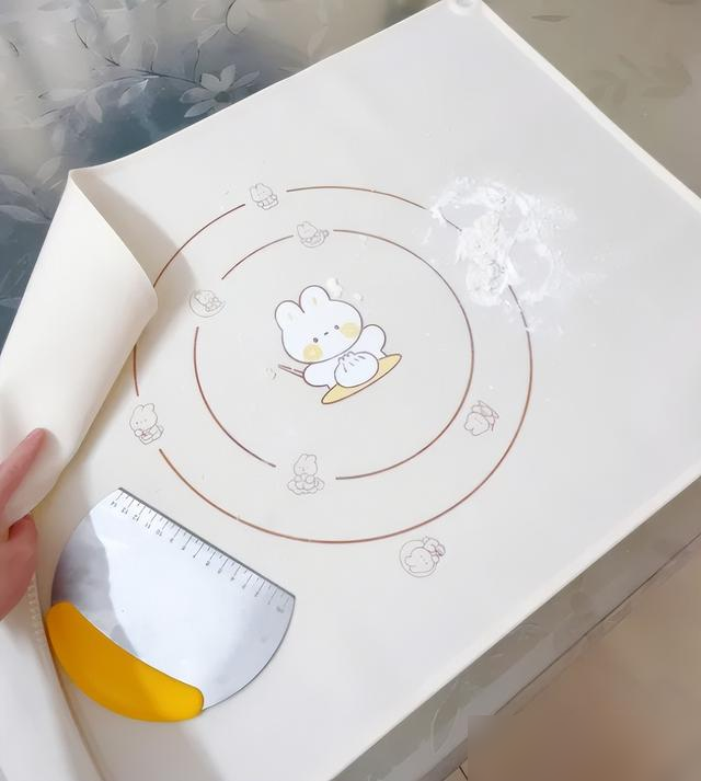 厨房里这种“揉面垫”有玻璃纤维，坑了不少老百姓，你家有吗？