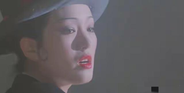 恩爱了6年，76岁的法国老公衰老萎缩，59岁的巩俐正绚烂如花