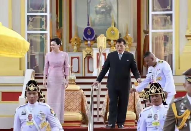 泰国国王突然跪了，尊贵身份为何输给高僧？中泰佛缘暗藏玄机