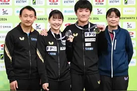 张本智和晒全家福！兄妹俩举铜牌+父母手拿吉祥物，日本队的骄傲图片